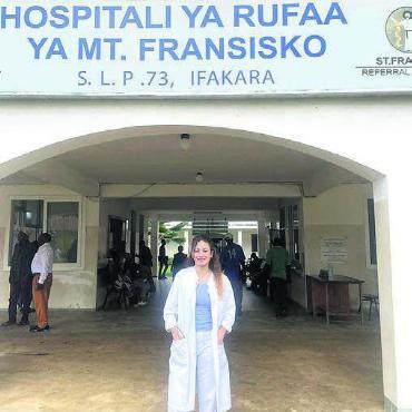 Geld entscheidet über Leben und Tod - Vor dem Spital in Ifakara, Tansania. Bilder: zg
