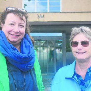 Bremgarter Frauenpower - Biggi Winteler (l.) übernimmt den Bremgarter Seniorenausflug von Sabina Glarner (r.) Bild: huy