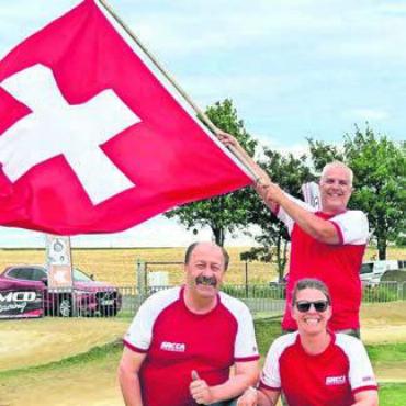 Rennsport voll am Limit - Für die Schweiz an der Offroad-EM 2023 in Tschechien: Bruno und Melanie Trottmann mit «Fähnrich» Daniel Koch. Bild: zg
