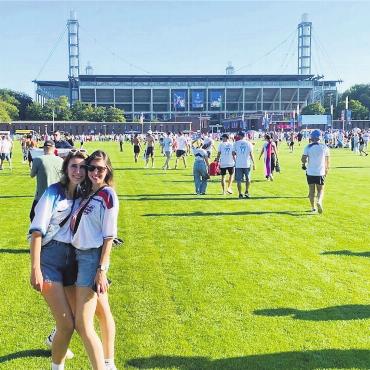 Sie steckt in einem Dilemma - Charlotte Bell (rechts) und ihre Kollegin Julia. Am 25. Juni war sie live in Köln dabei, als England gegen Slowenien spielte. Sie spricht von einem «wahnsinnig tollen Erlebnis». Bilder: zg