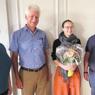 Bremgarten hat nun 8888 Einwohner - Spezielle Ehre: Anlässlich ihres Umzugs wurde Cassandra Zehnder (3. v. l.) von Sandra Meier-Wernli, Leiterin Einwohnerdienste, Stadtammann Raymond Tellenbach und Stadtschreiber Beat Neuenschwander (v. l.) in Bremgarten begrüsst und beschenkt. Bild: Sabrina Salm