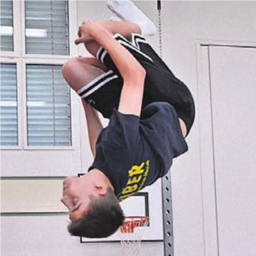 Am Jubiläumsprogramm gefeilt - Salto-Abgang von der Slackline.