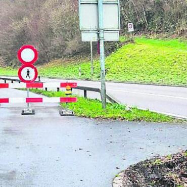 Veloweg droht abzurutschen - Fussgänger und Velofahrer können momentan nicht entlang der Kantonsstrasse zwischen Bremgarten und Hermetschwil-Staffeln verkehren. Bild: pd