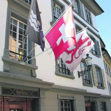 Lieber im Urlaub als vor Gericht - Die Anklageschrift der drei Beschuldigten ist lang. Für zahlreiche Delikte mussten sie sich letzte Woche vor dem Bezirksgericht Bremgarten verantworten. Ein Angeklagter blieb dem Gericht unentschuldigt fern. Bild: Archiv