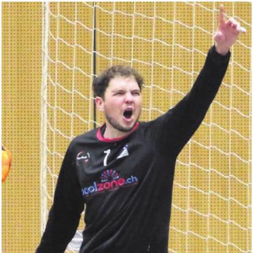 Die Freundinnen jubeln - In der Startphase ganz wichtig: Goalie Dario Koch.