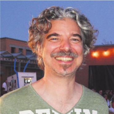 Improvisation gefragt - «Bon Schuur Ticino»-Drehbuchmitschreiber Peter Luisi freute sich. Bild: rwi