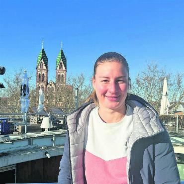 Alles anders in Freiburg - Glücklich in Freiburg: Der Wechsel in die Bundesliga hat Julia Stierli als Mensch und Fussballerin gutgetan. Im Sommer steht für die Nati-Spielerin zudem ein grosses Highlight bevor: die EM im eigenen Land. Im Hintergrund des Bildes ist die Herz-Jesu-Kirche im Stadtteil Stühlinger. Bild: Stefan Sprenger
