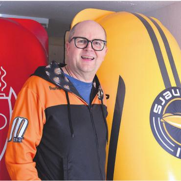 Abläufe gestrafft - Stefan Graber vom Unihockeyclub Mutschellen freut sich, die Seifenkisten aus dem Lager zu holen. Bild: Roger Wetli