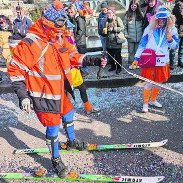 Fantastisches Städtli - Schnee ist in Bremgarten derzeit definitiv Mangelware. Doch dieser Herr findet sich auch in der Frühlingssonne erstaunlich gut zurecht.