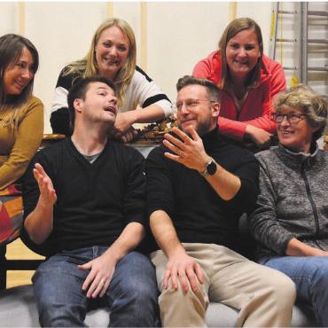 Nach sechs Jahren sind sie zurück - Sie verstehen sich, auf und neben der Bühne, von links: Stefanie Stöckli, Marc von Flüe, Janine Meier-Berger, Michel Marty, Silvia Etterlin und Agnes Wüthrich. Bilder: Annemarie Keusch