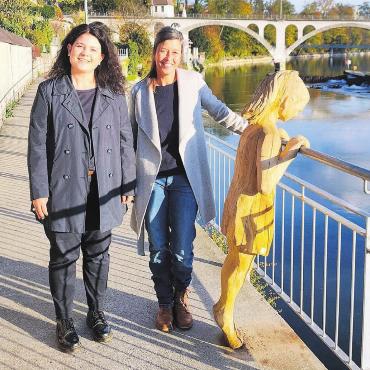 «Das Meitli kommt bald wieder» - Die Künstlerin Petra Hochstrasser neben ihrem «Meitli» und Kultur-Stadträtin Claudia Bamert (l.). Die Stadt hatte die Skulptur 2022 nach dem ArtWalk gekauft und den Standort permanent gemacht. Nun steht das Meitli nach einem Vandalenakt vor seiner Rückkehr. Bild: huy (Archiv)