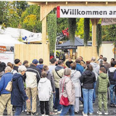 Schaufenster für den Nachwuchs - Nicht nur beim Lehrlingsrundgang hiess es öfters anstehen. Doch das nahm man gelassen.