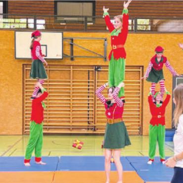 Zirkusfeuer entfacht - Der Zirkus Arabas trainierte mit Kostümen und mit musikalischer Begleitung. Bild: zg