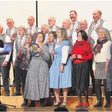 Mutig und traditionell - Der Frauenchor Birmensdorf unterstützte den Männerchor Oberwil-Lieli beim Lied «Im Wagen vor mir». Bild: rwi