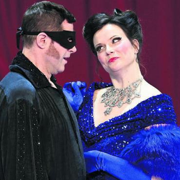 Zirkuszauber zwischen Arien - Die Fürstin Fedora Palinska (Anna Gitschthaler, Sopran) verdreht den Männern ordentlich die Köpfe. Auch Mister X (Sebastian Fuchsberger, Tenor).