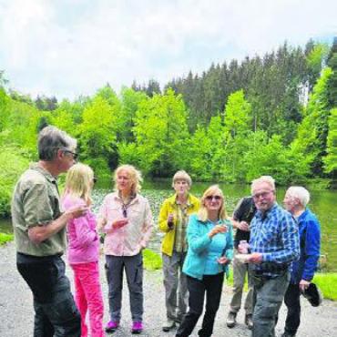 Durch das Knonaueramt - Die Teilnehmenden genossen die Wanderung. Bild: zg