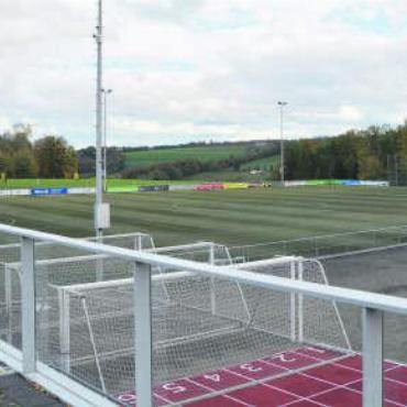 Uneinig in einem Punkt - Der Kunstrasen im Sportzentrum Burkertsmatt soll erneuert werden. Bild: rwi