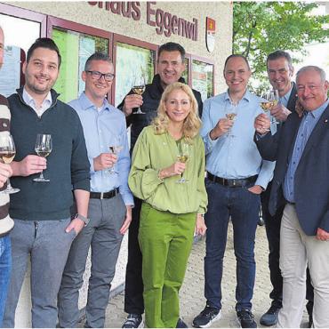 Nur Glanzresultate - Gewählte, Nicht-Gewählte, Abtretende und die Verwaltung stiessen miteinander an: (v. l.) Gemeinderat Sebastian Meyer (neu), Maurice Macchi (nicht gewählt), Gemeinderat Nicola Altschul (neu), bald Alt-Gemeinderat André Heinrich, Gemeinderätin Esther Werthmüller (bisher), Neu-Ammann Pascal Vogel, Neu-Vizeammann Roland Belser, bald Alt-Ammann Roger Hausherr und Gemeindeschreiber Walter Bürgi. Bild: Roger Wetli