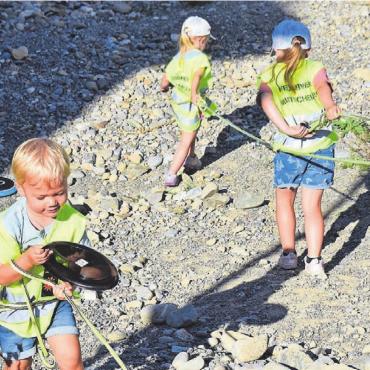 Retten und löschen wie die Grossen - Gut gesichert, tragen die Kinder den geretteten Frisbee das steile Bord beim Schulhaus hinauf.