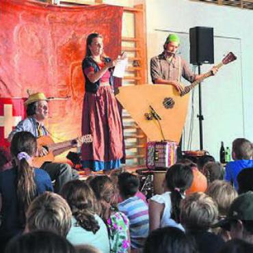 Heimatliebe gefestigt - Trionettli singen Schweizer Folkslieder. Die Kinder der 1. bis zur 4. Klasse waren begeistert.