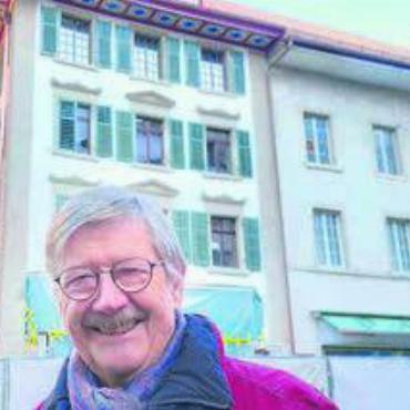 Referat über das Dosenbachhaus - Ernst Fischer vor seinem Dosenbachhaus.