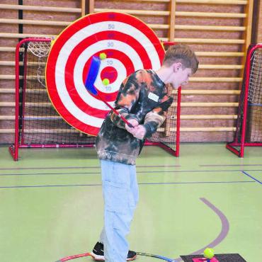 Raus aus dem Alltag - Gezielt Richtung Bull’s Eye: In der Isenlauf-Turnhalle wurde intensiv am perfekten Golfschwung gefeilt. Die richtige Technik ist dabei das A und O.