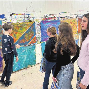 Das Wir-Gefühl gefestigt - Die ganze Woche wurde auf den Abschlusstag gearbeitet. Im Malatelier konnte man die Kunstwerke bewundern. Bilder: Sabrina Salm