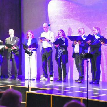 Ohr- und Gaumenschmaus - Am Konzertabend gab es für die Besucherinnen und Besucher musikalische und kulinarische Häppchen des A-cappella Ensembles «i Suonamici». Bild: zg