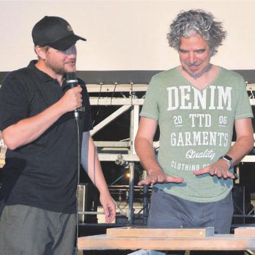 Improvisation gefragt - Screenwriter, Director, Producer und Editor Peter Luisi (rechts) hinterliess seine Handabdrücke für die «Wall Of Fame». Angeleitet wurde er durch den «Kino uf em Dorfplatz»-Präsidenten Stefan Meienberg. Bild: Roger Wetli