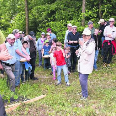 Nielen machen sich breit - Eindrücklich, aber immer auch mit Humor informierte Förster Christoph Schmid, wie der Jungwuchs geschützt wird. Bilder: Erika Obrist