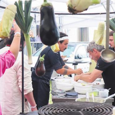 Mit der Liebe zum Essen - Ein Himmel voll Gemüse bei Noah Rechsteiner (Mitte vom Bild). Zusammen mit seinem eingespielten Team brachte er die confierten Artischocken stilvoll auf die Teller.