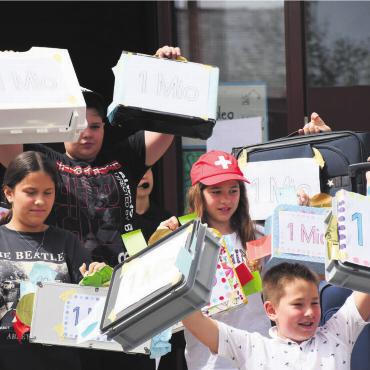 Auch ein Ort der grossen Freude - Das Bauprojekt Halde-Schulzentrum kostet 56 Millionen. Aber wie diese Kids zeigen, hat es noch ein paar Koffer mit Millionen übrig.