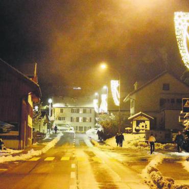 In neuem Glanz erstrahlt - Kein Blau mehr in Sicht: Neu schweben Sternschnuppen über den Strassen von Unterlunkhofen. Bilder: Celeste Blanc