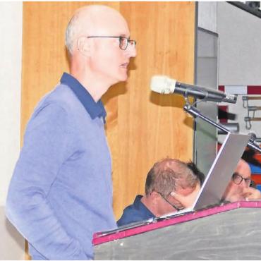 Breite Abstützung erwünscht - Vizeammann Yves Moser (stehend) erläuterte als Präsident der Planungskommission verschiedene Details zur Nutzungsplanung.
Bild: Stefan Treier