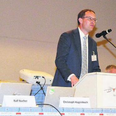 Hagenbuch bleibt Präsident - Präsident Christoph Hagenbuch (Mitte) plädierte für Vertrauen statt Kritik. Links von ihm sitzt Ralf Bucher, Geschäftsführer des BVA aus Mühlau. Bild: zg