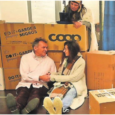 Das Geheimnis der blauen Flasche - Maxi (Fabienne Bossart, links) im Zügelchaos. Herr Sternheim (Willy Müller) und Frau Lichtblau (Grazia Giamp) haben sich gefunden, beobachtet von Herrn Bello (Irene Kirchmeier). Bild: zg