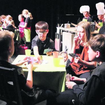 Nachwuchs in der Theaterwelt - Im Restaurant «Zur scharfen Tomate» geht es nicht immer so ruhig zu und her wie auf diesem Bild. Bild: Bernadette Oswald