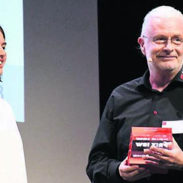 Viele Glücksgefühle vermittelt - Peter Lehmann, Vorsitzender der ibw-Geschäftsleitung, präsentierte verschiedene Innovationen und übergab den Preis des Prix ibw an Aurora Müller.