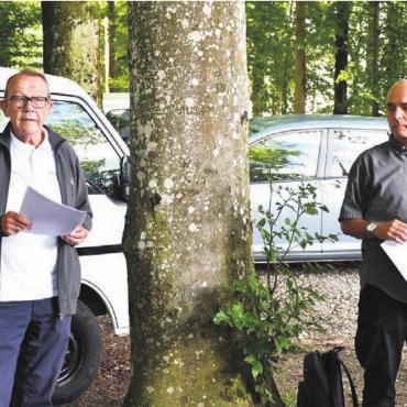 Das Freiamt kann sich zeigen lassen - Laudator Herbert Strebel, Präsident Erlebnis Freiamt (links), freut sich über die Einladung zum Apéro von Organisator K-13 Pirmin Breu.