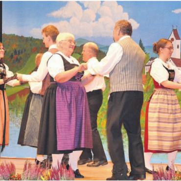 Jung und Alt singt und tanzt - Die Volkstanzgruppe Eggenwil zeigte viel Schwung. Bild: Albert Schumacher