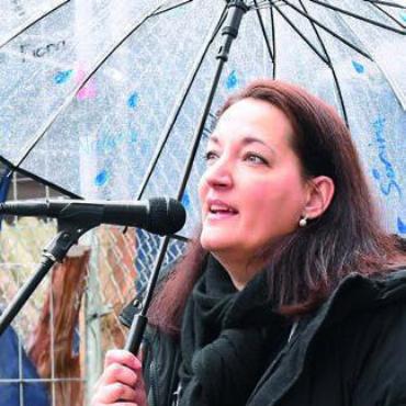 Wie eine Art Brückenbauer - Grosse Freude: Schulleiterin Sandra Passerini.