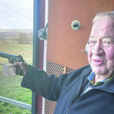 Ueli Christen tritt ab - Ueli Christen hat viel für die Schützen der Stadt Bremgarten getan. Nach 18 Jahren übergibt er das Präsidium an Stefan Hausherr. Bild: zg