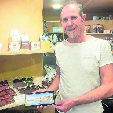 «Viele kommen extra deswegen» - Benny Schaufelbühl ist mittlerweile der einzige verbleibende Produzent und Vertreiber der Bremgarter Schoggi. Bild: Marco Huwyler
