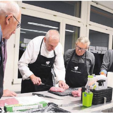 Gourmetküche trifft auf Anfänger - Das Fleisch richtig parieren ist gar nicht so einfach: Hugo Weibel zeigt, worauf es dabei ankommt.