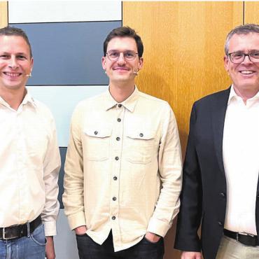 Damit der Strom weiter fliesst - Die drei kompetenten Referenten an diesem Abend (von links): Jonas Moos (Leiter Energielösungen GWV), Benjamin Wanzenried (OekoWatt) und Martin Hössli (Geschäftsleiter GWV). Bild: Walter Minder