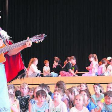 So schmilzt die Distanz - Die Kinder waren begeistert von Ojasvin Kingi Davis, der ihnen seine Maori-Kultur näherbrachte. Bild: ake