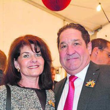 Zirkuszauber zwischen Arien - Immer wieder gerne dabei: Grossrat Mario Gratwohl und seine Ehefrau Susanne.