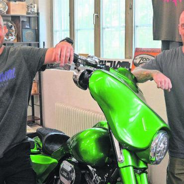 Ganz ohne Plan B - Sie lieben es, Harley-Davidson-Motorräder zu optimieren: Kevin Breitschmid (links) und Marc Suwald. Bild: Roger Wetli