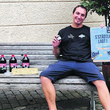 Jeden Tag etwas Besonderes - Während morgen Samstag Honig und ein Bienen-Quiz-Trail die Städtli-Besucher unterhalten, stehen Raclette und Glühwein für die Adventszeit schon bereit. FAB-Präsident Sebastian Hampl stellt die Aktionen der FAB vor. Bild: zg
