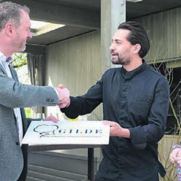 Höhenflug geht weiter - Eli Wengenmaier (links), Ambassador der Gilde, überreicht Manuel (Mitte) und Alexandra Steigmeier die Tafel. Bild: sab